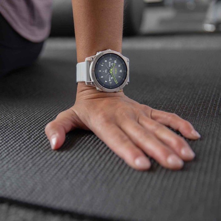 Garmin Epix Sapphire (GEN2) GPS Smartwatch - schneeweiß - Titan - body - fitness