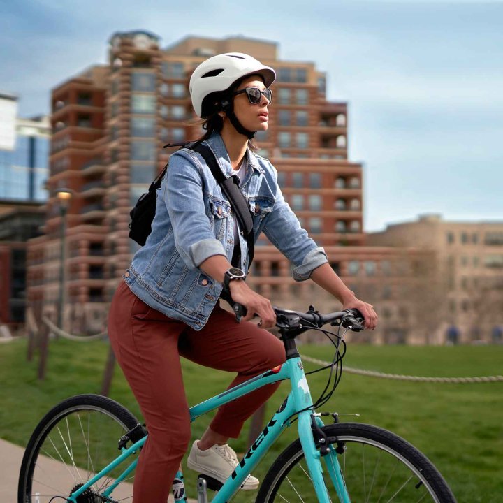 Garmin Epix Sapphire (GEN2) GPS Smartwatch - schneeweiß - Titan - body - fitness