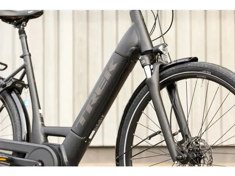 Trek District+ 6 City E - Bike (Farbe Alpine Blue) (Reichweite Bis 140km) ( - body - fitness